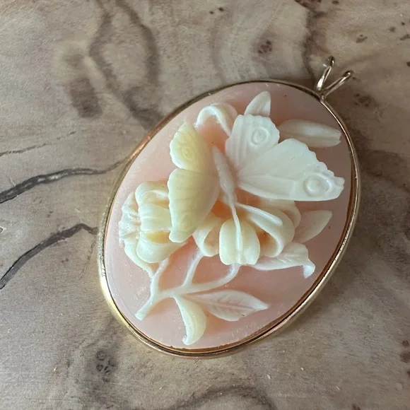 Vintage Trifari brand pendant featuring a butterfly - Picture 7 of 16